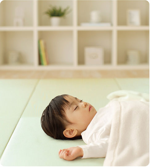 アレルバスターフロア畳の上で寝る赤ちゃん